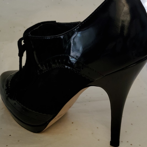 WHITE HOUSE BLACK MARKET BOOTIES - Picture 4 of 7